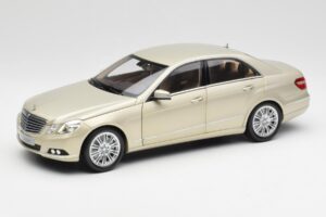 Mercedes E-Class W212 Elegance Pearl Beige Metál Minichamps 1:18 B66960215 Fém