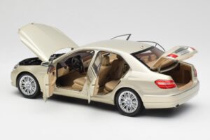 Mercedes E-Class W212 Elegance Pearl Beige Metál Minichamps 1:18 B66960215 Fém – 5. kép a 8-ből