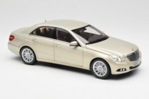 Mercedes E-Class W212 Elegance Pearl Beige Metál Minichamps 1:18 B66960215 Fém – 6. kép a 8-ből