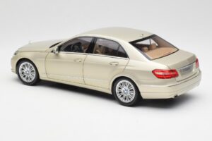 Mercedes E-Class W212 Elegance Pearl Beige Metál Minichamps 1:18 B66960215 Fém – 7. kép a 8-ből