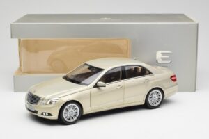 Mercedes E-Class W212 Elegance Pearl Beige Metál Minichamps 1:18 B66960215 Fém – 8. kép a 8-ből