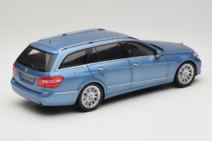 Mercedes E-Class W212 Estate Indigolith Metallic Blue Minichamps 1:18 B66962449 Fém – 3. kép a 8-ből