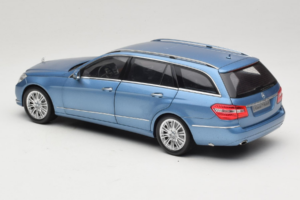 Mercedes E-Class W212 Estate Indigolith Metallic Blue Minichamps 1:18 B66962449 Fém – 7. kép a 8-ből