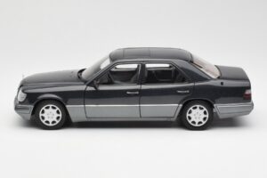 Mercedes E320 W124 Nautik Kék Metál Dealer Edition AUTOart 1:18 B66040508 Fém – 4. kép a 8-ből