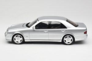 Mercedes E55 AMG W210 Brilliant Silver Otto 1:18 OT459 Gyanta – 3. kép a 6-ből