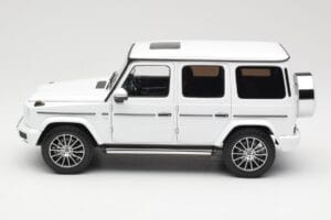 Mercedes G-Class G 500 W463A Diamond White Metallic Minichamps 1:18 113037111 Fém – 4. kép a 8-ből