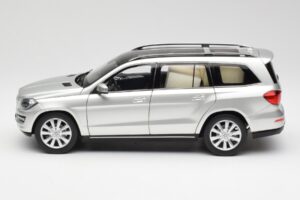 Mercedes GL-Class X166 Iridium Ezüst Metallic Norev 1:18 B66960097 Fém – 4. kép a 8-ből