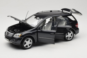 Mercedes ML W164 Obsidian Black Márkakereskedői Kiadás Minichamps 1:18 B66962321 Fém – 2. kép a 8-ből