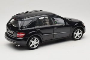 Mercedes ML W164 Obsidian Black Márkakereskedői Kiadás Minichamps 1:18 B66962321 Fém – 3. kép a 8-ből