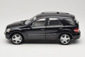 Mercedes ML W164 Obsidian Black Márkakereskedői Kiadás Minichamps 1:18 B66962321 Fém – 4. kép a 8-ből
