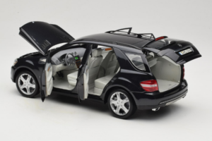 Mercedes ML W164 Obsidian Black Márkakereskedői Kiadás Minichamps 1:18 B66962321 Fém – 5. kép a 8-ből