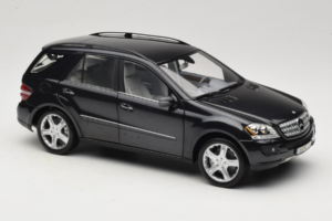 Mercedes ML W164 Obsidian Black Márkakereskedői Kiadás Minichamps 1:18 B66962321 Fém – 6. kép a 8-ből