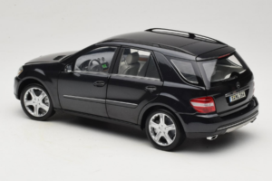 Mercedes ML W164 Obsidian Black Márkakereskedői Kiadás Minichamps 1:18 B66962321 Fém – 7. kép a 8-ből