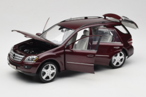Mercedes ML W164 Red Metallic Minichamps 1:18 150034500 Fém – 2. kép a 8-ből