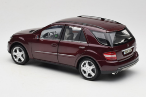 Mercedes ML W164 Red Metallic Minichamps 1:18 150034500 Fém – 7. kép a 8-ből