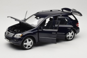 Mercedes ML W164 Tanzanite Blue Márkakereskedői Kiadás Minichamps 1:18 B66962322 Fém – 2. kép a 8-ből