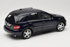 Mercedes ML W164 Tanzanite Blue Márkakereskedői Kiadás Minichamps 1:18 B66962322 Fém – 3. kép a 8-ből
