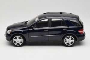 Mercedes ML W164 Tanzanite Blue Márkakereskedői Kiadás Minichamps 1:18 B66962322 Fém – 4. kép a 8-ből