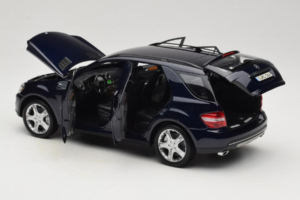 Mercedes ML W164 Tanzanite Blue Márkakereskedői Kiadás Minichamps 1:18 B66962322 Fém – 5. kép a 8-ből