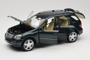 Mercedes ML W164 Green Metallic Minichamps 1:18 150034502 Fém – 2. kép a 8-ből