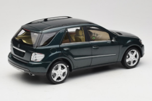 Mercedes ML W164 Green Metallic Minichamps 1:18 150034502 Fém – 3. kép a 8-ből