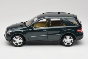 Mercedes ML W164 Green Metallic Minichamps 1:18 150034502 Fém – 4. kép a 8-ből