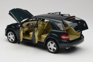 Mercedes ML W164 Green Metallic Minichamps 1:18 150034502 Fém – 5. kép a 8-ből