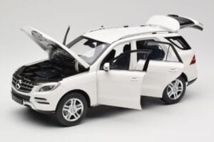 Mercedes ML W166 Fehér Minichamps 1:18 100030101 Fém – 2. kép a 8-ből