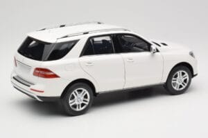 Mercedes ML W166 Fehér Minichamps 1:18 100030101 Fém – 3. kép a 8-ből