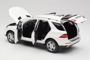 Mercedes ML W166 Fehér Minichamps 1:18 100030101 Fém – 5. kép a 8-ből