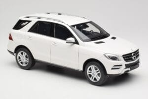 Mercedes ML W166 Fehér Minichamps 1:18 100030101 Fém – 6. kép a 8-ből
