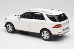 Mercedes ML W166 Fehér Minichamps 1:18 100030101 Fém – 7. kép a 8-ből