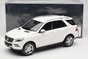 Mercedes ML W166 Fehér Minichamps 1:18 100030101 Fém – 8. kép a 8-ből
