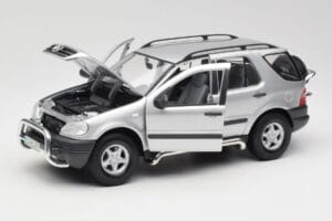 Mercedes ML320 W163 Ezüst Maisto 1:18 50319 Fém – 2. kép a 8-ből