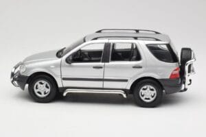 Mercedes ML320 W163 Ezüst Maisto 1:18 50319 Fém – 4. kép a 8-ből
