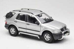 Mercedes ML320 W163 Ezüst Maisto 1:18 50319 Fém – 6. kép a 8-ből