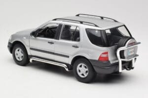 Mercedes ML320 W163 Ezüst Maisto 1:18 50319 Fém – 7. kép a 8-ből
