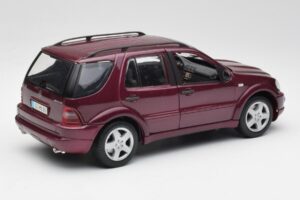 Mercedes ML55 AMG W163 Lila Maisto 1:18 31876 Fém – 3. kép a 8-ből
