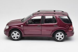 Mercedes ML55 AMG W163 Lila Maisto 1:18 31876 Fém – 4. kép a 8-ből