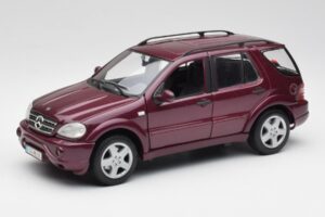 Mercedes ML55 AMG W163 Lila Maisto 1:18 31876 Fém