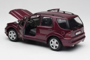 Mercedes ML55 AMG W163 Lila Maisto 1:18 31876 Fém – 5. kép a 8-ből