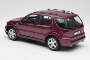 Mercedes ML55 AMG W163 Lila Maisto 1:18 31876 Fém – 7. kép a 8-ből