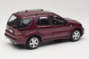 Mercedes ML55 AMG W163 Piros Maisto 1:18 50348 Fém – 3. kép a 8-ből