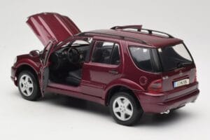Mercedes ML55 AMG W163 Piros Maisto 1:18 50348 Fém – 5. kép a 8-ből