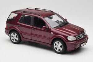 Mercedes ML55 AMG W163 Piros Maisto 1:18 50348 Fém – 6. kép a 8-ből