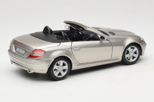 Mercedes SLK R171 Világos Bronz Metál Maisto 1:18 31674-R1 Fém – 3. kép a 8-ből
