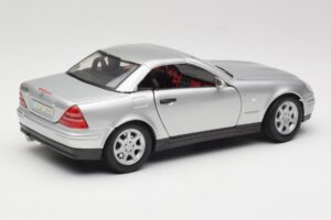 Mercedes SLK R170 Roadster Ezüst Maisto 1:18 31674 Fém – 5. kép a 9-ből