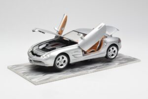 Mercedes SLR Vision Ezüst Limitált Kiadás Alumínium Talppal Bburago 1:18 B66962102 Fém – 2. kép a 8-ből