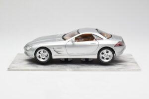 Mercedes SLR Vision Ezüst Limitált Kiadás Alumínium Talppal Bburago 1:18 B66962102 Fém – 4. kép a 8-ből