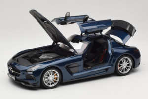 Mercedes SLS AMG Black Series Daytona Blue Metallic Minichamps 1:18 110033026 Fém – 2. kép a 8-ből